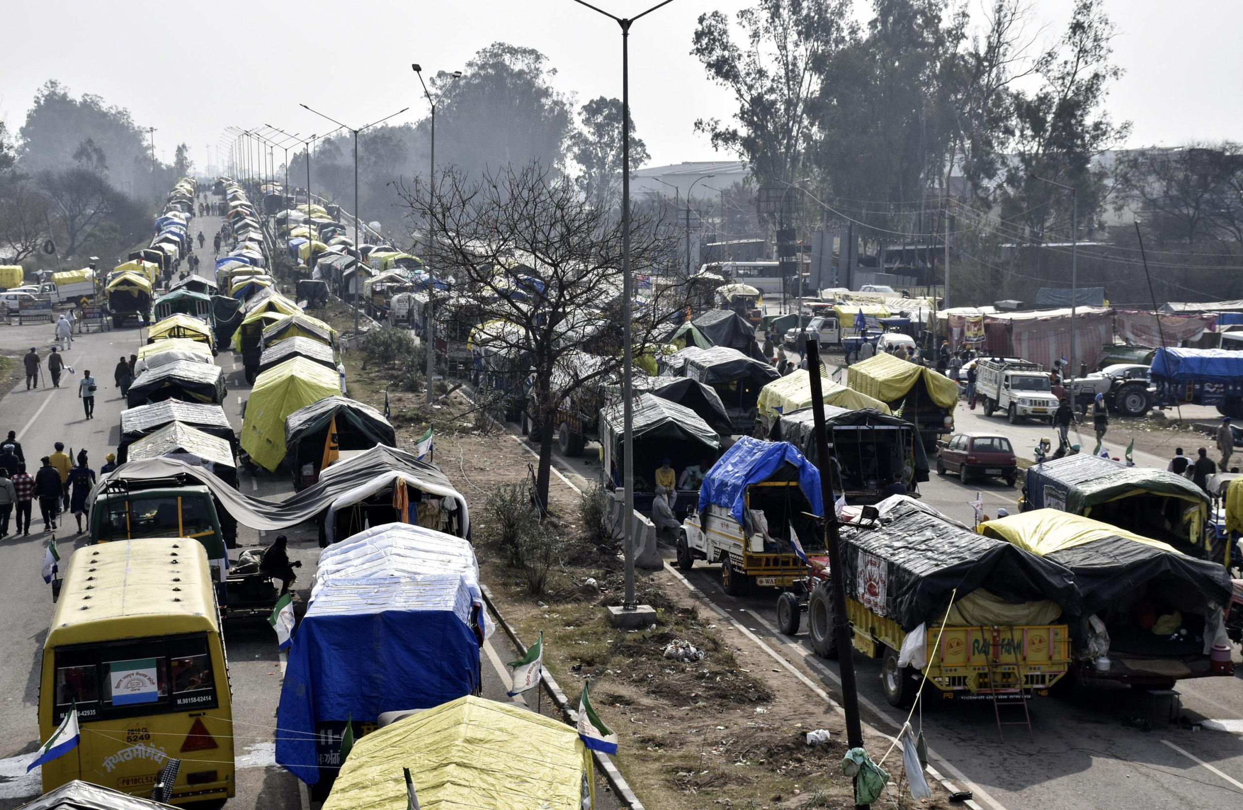 Vista panoramica di camion e trattori riuniti alla frontiera di Haryana-Punjab, a Shambhu, 250 km dalla capitale Nuova Delhi