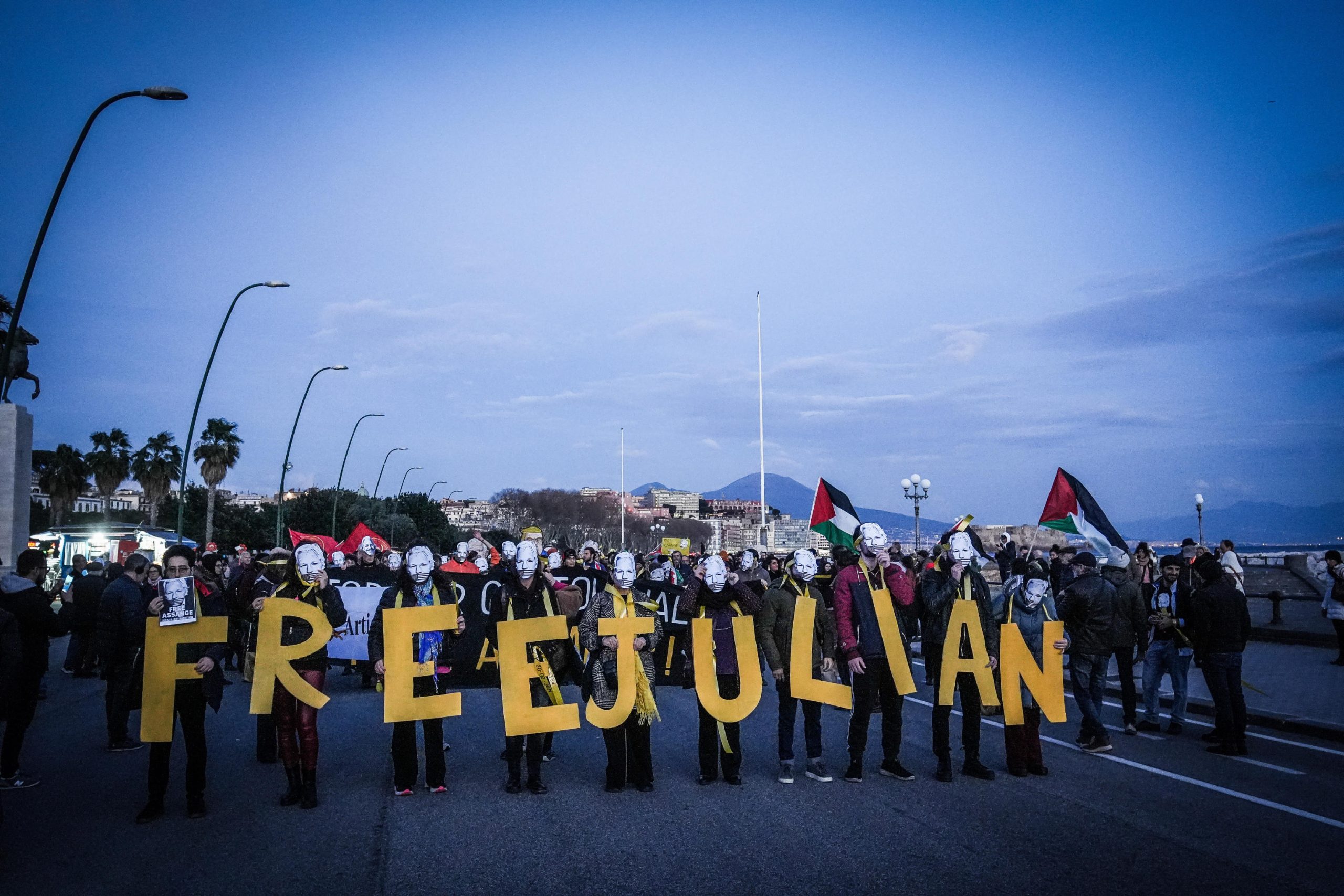Presidio per Julian Assange a Napoli Presidio per Julian Assange a Napoli