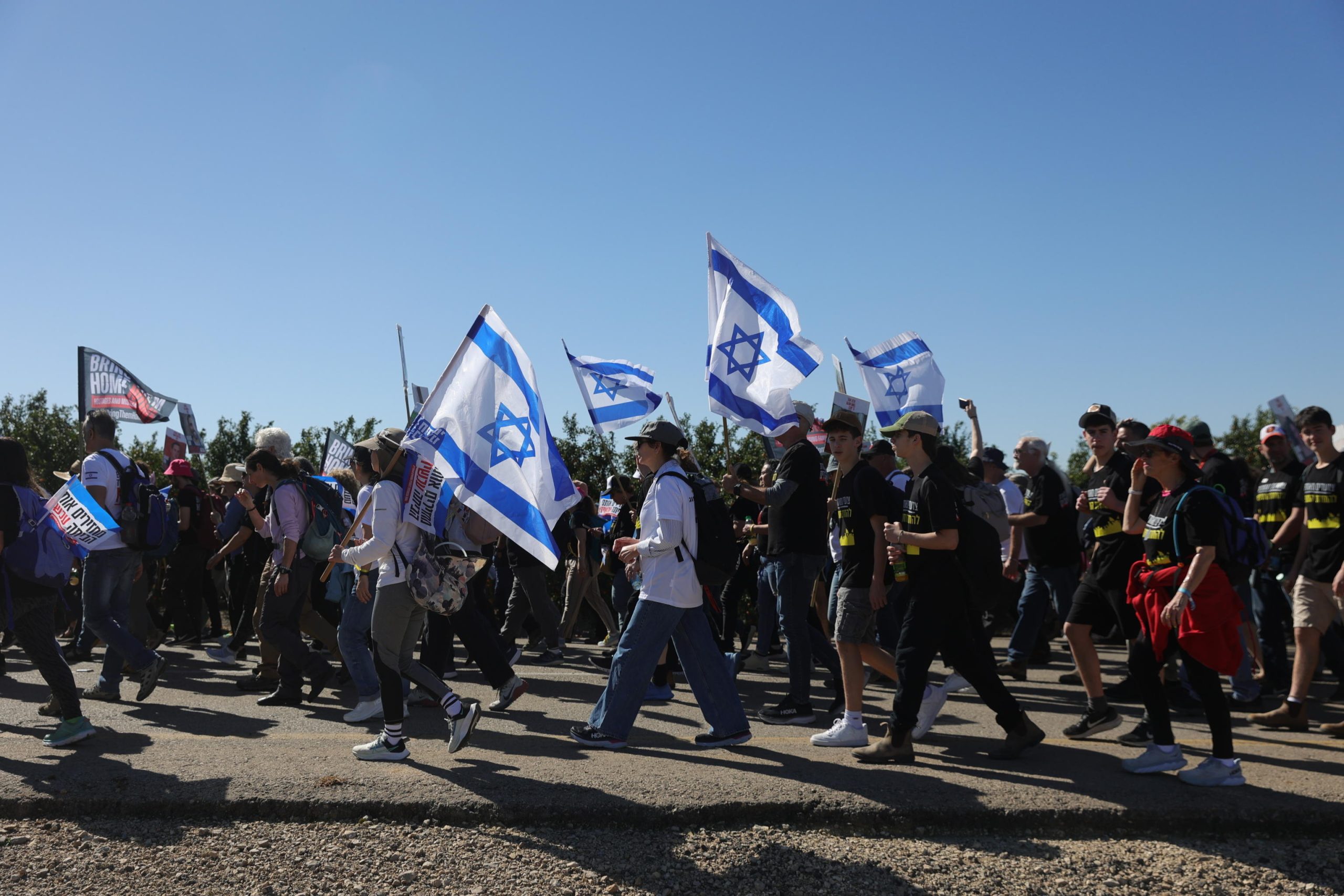 Bandiere, striscioni e foto dei familiari trattenuti da Hamas sventolano in aria Bandiere, striscioni e foto dei familiari trattenuti da Hamas sventolano in aria