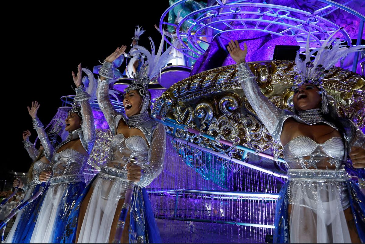 Alcune ballerine della scuola di samba Imperatriz Leopoldinense sfilano al Sambodromo durante il carnevale di Rio de Janeiro