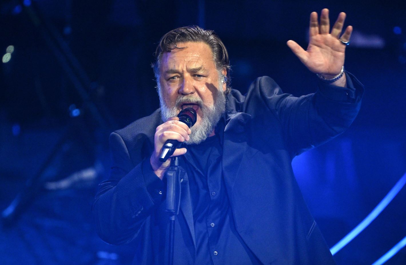 Russel Crowe si esibisce da super ospite sul palco dell'Ariston