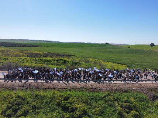 Un'immagine scattata con un drone mostra il gruppo in movimento visto dall'alto Un'immagine scattata con un drone mostra il gruppo in movimento visto dall'alto