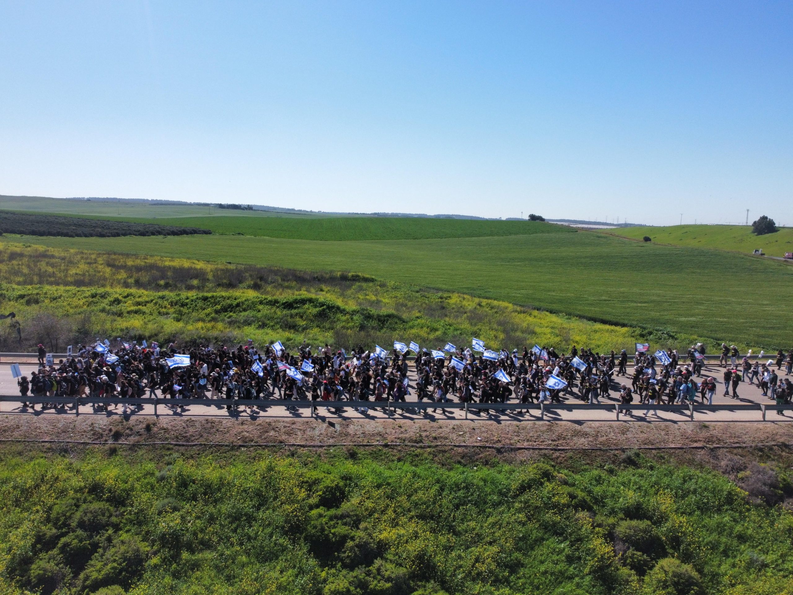 Un'immagine scattata con un drone mostra il gruppo in movimento visto dall'alto Un'immagine scattata con un drone mostra il gruppo in movimento visto dall'alto