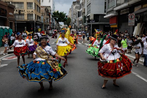 Nei costumi di chi sfila, domina l'unione sgargiante di colori, tessuti e accessori Nei costumi di chi sfila, domina l'unione sgargiante di colori, tessuti e accessori