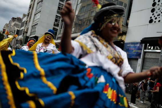Una ballerina sfoggia il costume da "sambeira" dai colori della cultura andina e boliviana