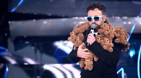 Dargen D'Amico lancia un messaggio: "Cessate il fuoco. Il nostro silenzio è corresponsabilità" Dargen D'Amico lancia un messaggio: "Cessate il fuoco. Il nostro silenzio è corresponsabilità"