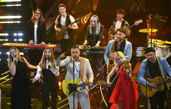 Amadeus omaggia l’Emilia Romagna con i 70 anni di "Romagna mia" trasformando l’Ariston in una grande balera.