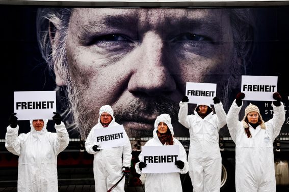 Proteste per la liberazione di Jiulian Assange a Berlino. Proteste per la liberazione di Jiulian Assange a Berlino.