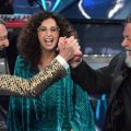 Russell Crowe con Amadeus e Teresa Mannino sul palco di Sanremo 2024 | Foto Ansa