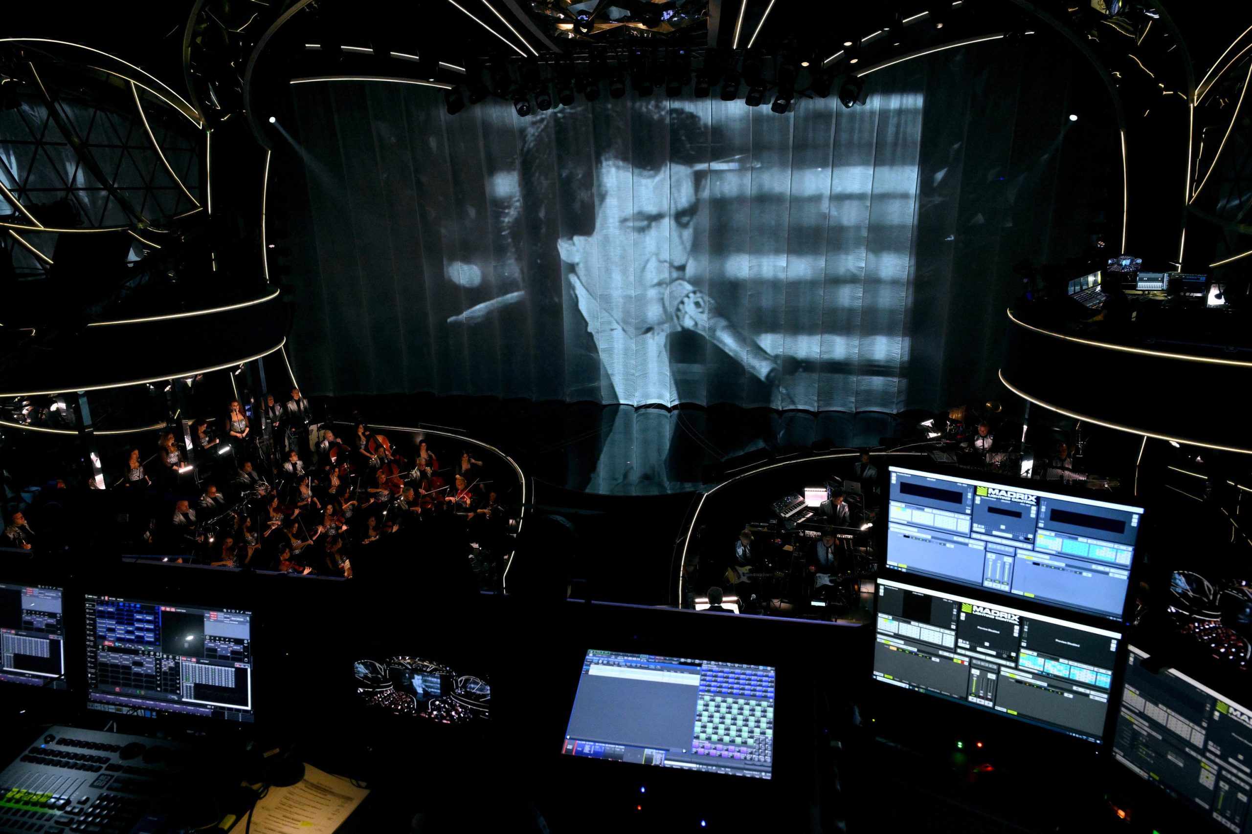 Omaggio al cantautore italiano Toto Cutugno sul palco del teatro Ariston