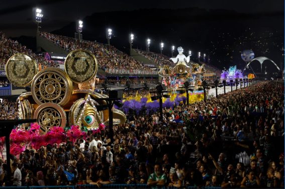 Membri della scuola di samba Imperatriz Leopoldinense sfilano durante il carnevale di Rio de Janeiro al Sambodromo