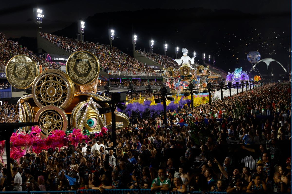 Membri della scuola di samba Imperatriz Leopoldinense sfilano durante il carnevale di Rio de Janeiro al Sambodromo