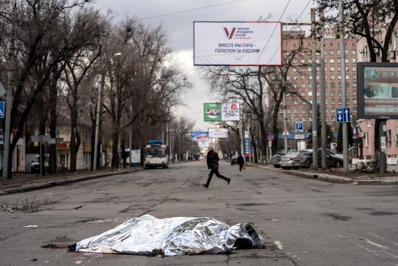Il corpo di una donna ucraina giace sotto una coperta sulle strade di Donetsk Il corpo di una donna ucraina giace sotto una coperta sulle strade di Donetsk