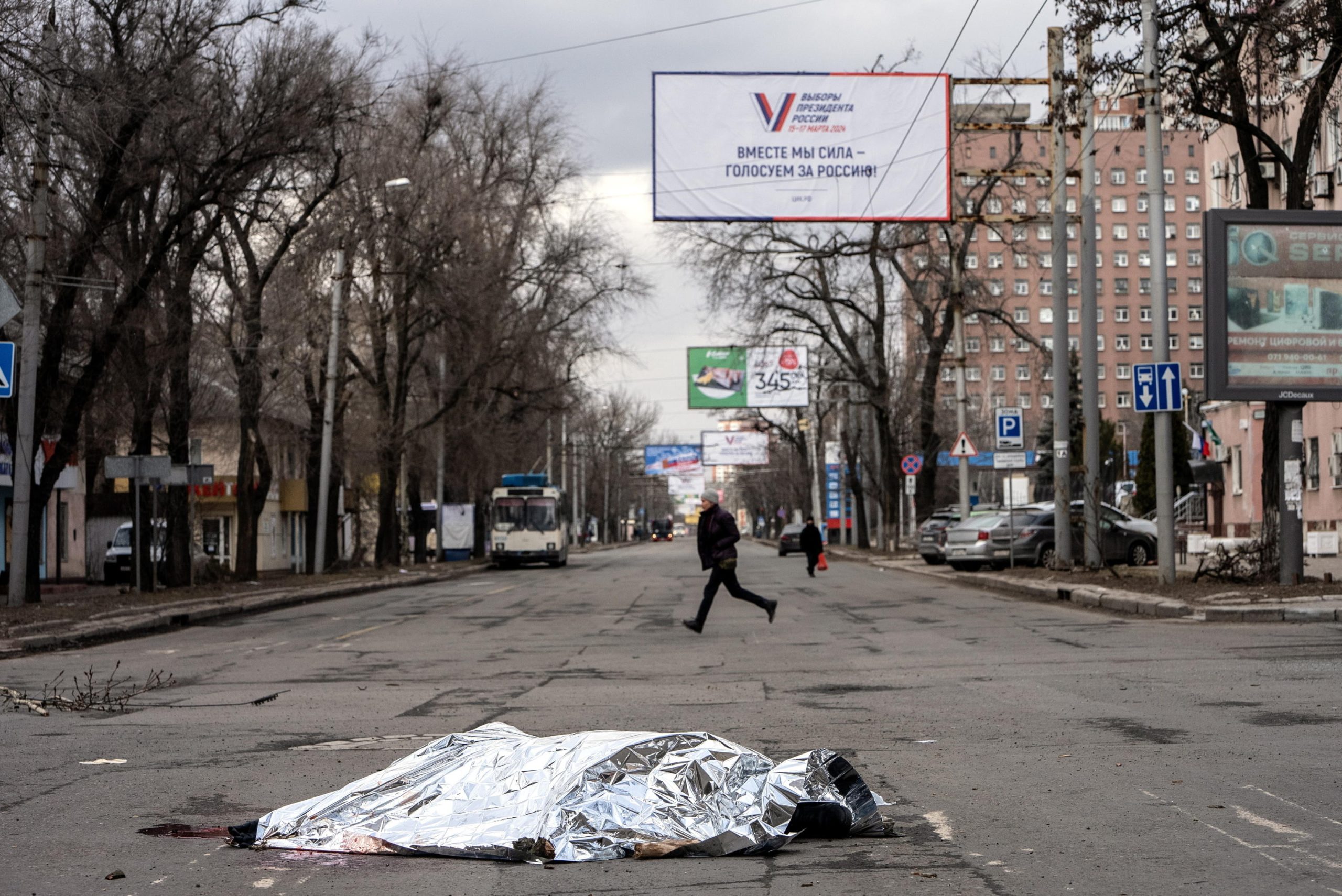 Il corpo di una donna ucraina giace sotto una coperta sulle strade di Donetsk Il corpo di una donna ucraina giace sotto una coperta sulle strade di Donetsk