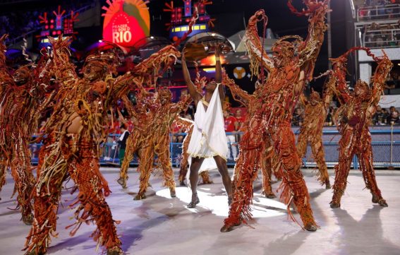 I membri della scuola di samba Unidos da Tijuca sfilano durante il carnevale di Rio de Janeiro