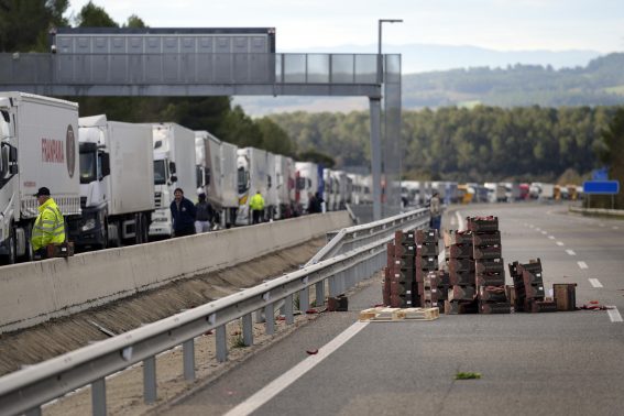 Un carico di peperoni rossi proveniente dal Marocco viene lasciato sulla strada mentre gli agricoltori protestano