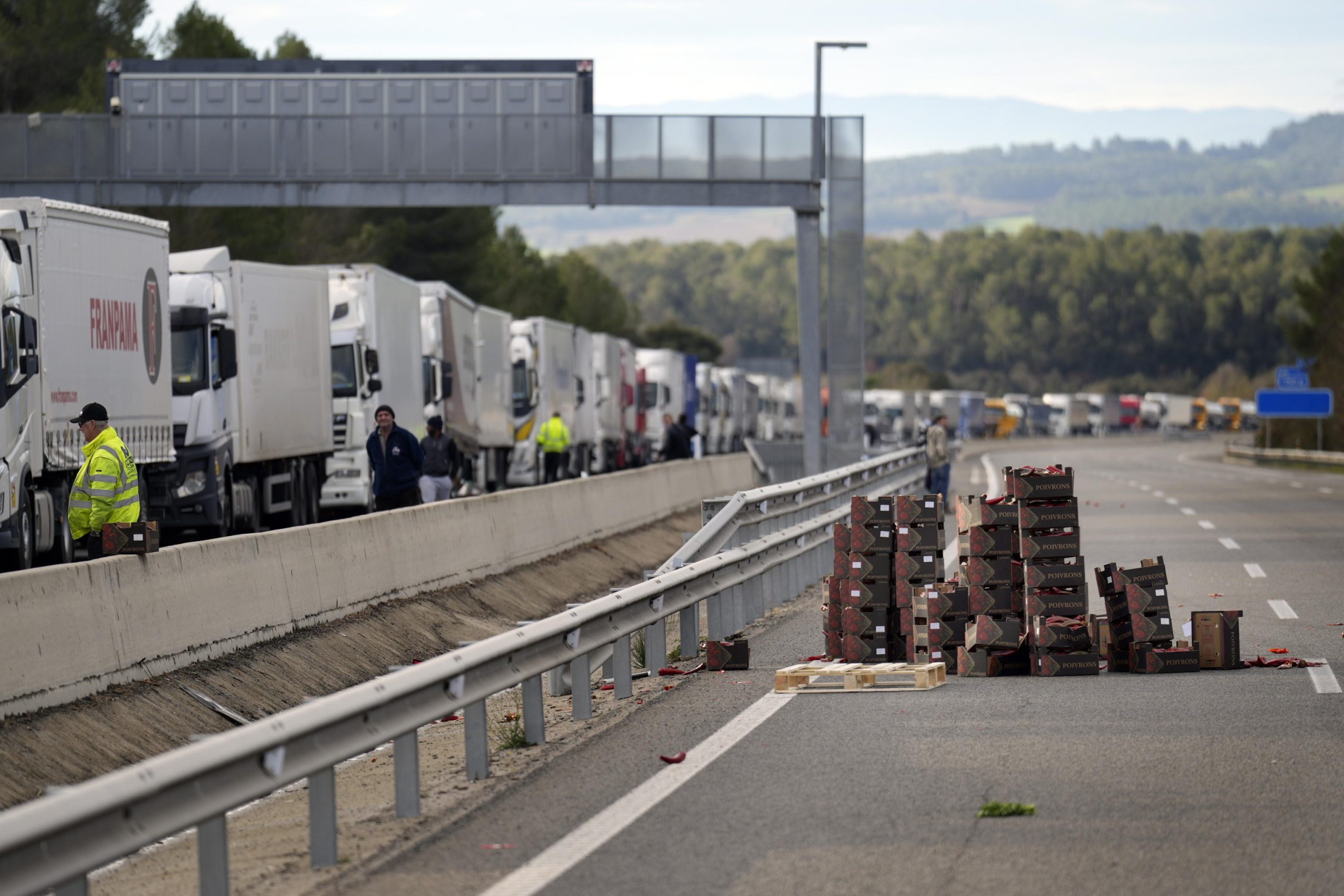 Un carico di peperoni rossi proveniente dal Marocco viene lasciato sulla strada mentre gli agricoltori protestano