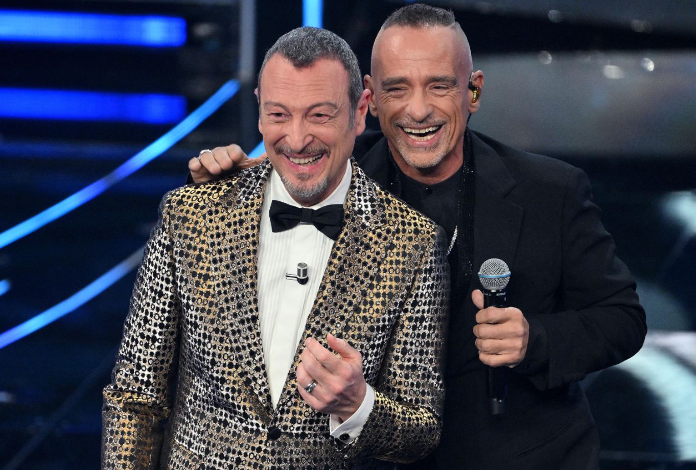 Eros Ramazzotti si esibisce nelle sua canzoni più famose, tra cui "Terra promessa"