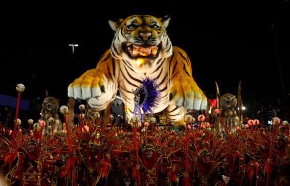 La parata della scuola di samba di Porto da Pedra durante il carnevale di Rio de Janeiro