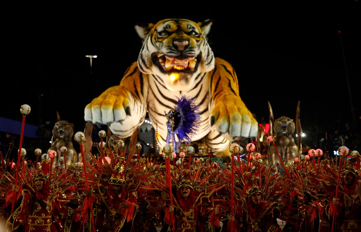 La parata della scuola di samba di Porto da Pedra durante il carnevale di Rio de Janeiro