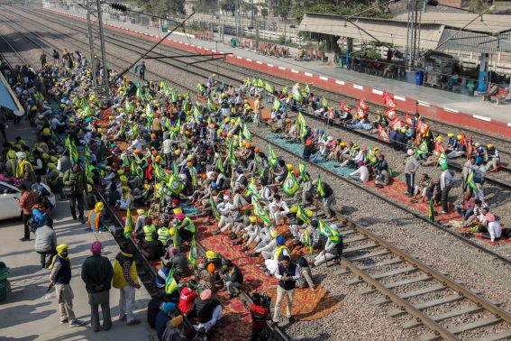Agricoltori in protesta bloccano i binari ferroviari alla stazione di Rajpura Agricoltori in protesta bloccano i binari ferroviari alla stazione di Rajpura