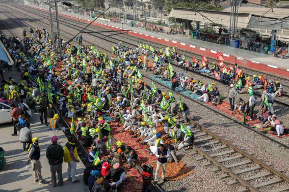 Agricoltori in protesta bloccano i binari ferroviari alla stazione di Rajpura