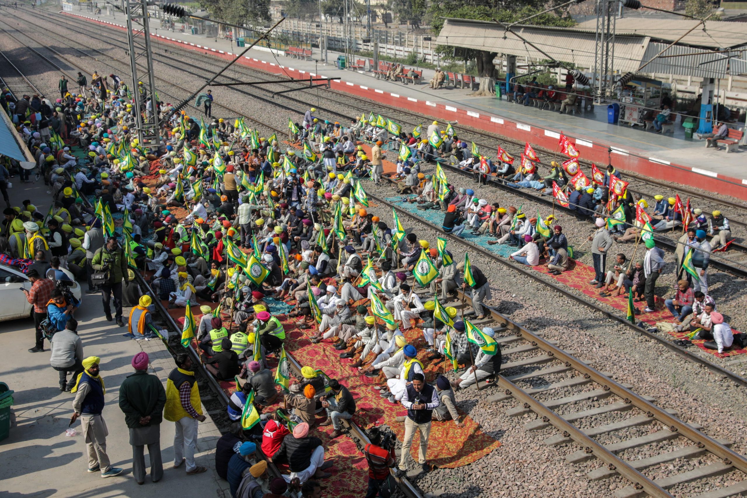 Agricoltori in protesta bloccano i binari ferroviari alla stazione di Rajpura Agricoltori in protesta bloccano i binari ferroviari alla stazione di Rajpura