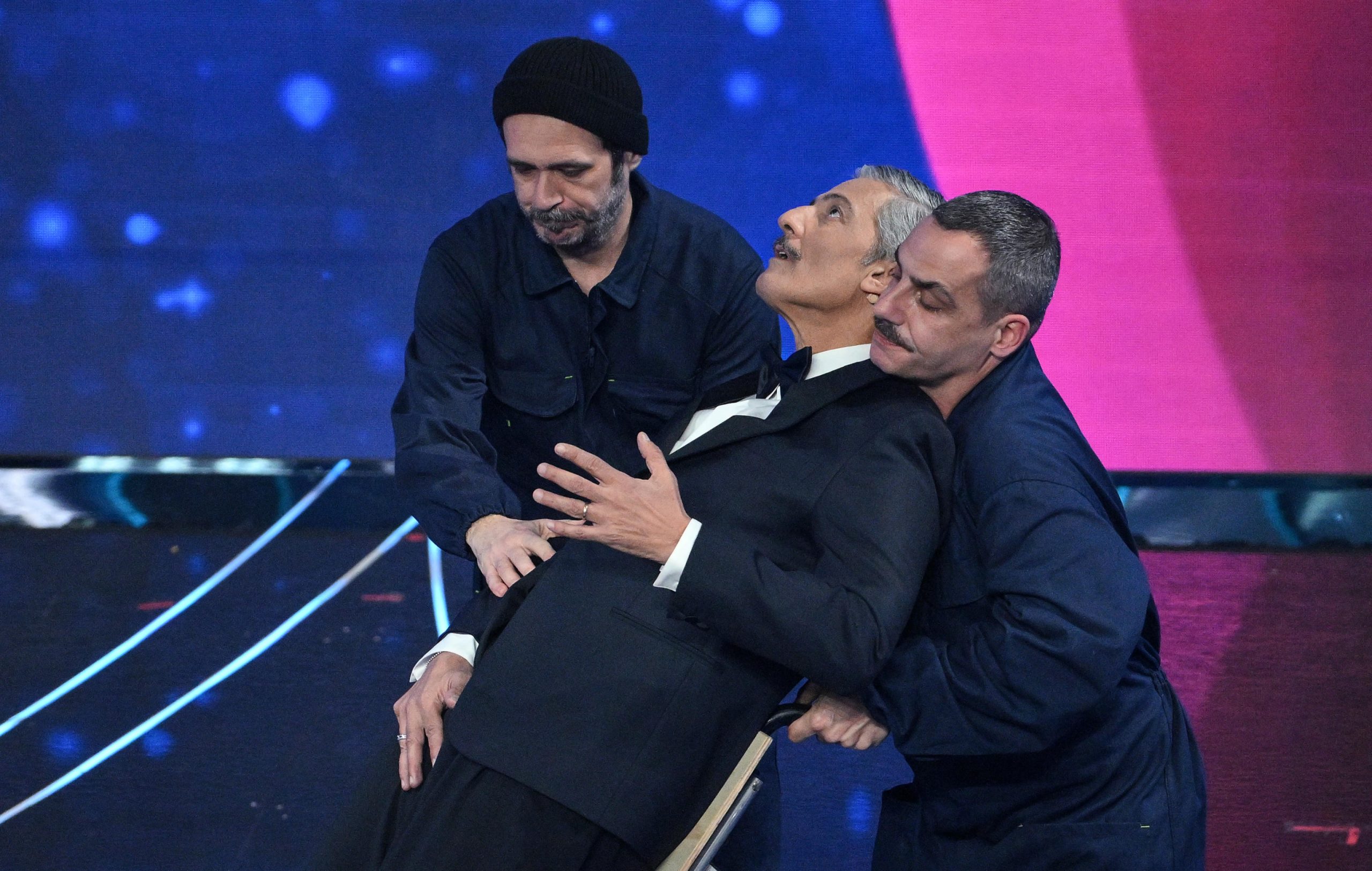 Fiorello manda sul palco il suo clone creato "con l'intelligenza artificiale" Fiorello manda sul palco il suo clone creato "con l'intelligenza artificiale"