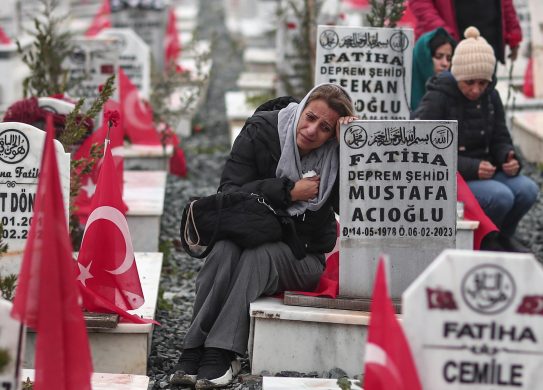Una donna turca piange accanto alla tomba di un parente morto a causa del sisma