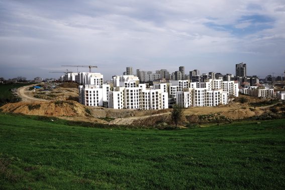 Nuovi palazzi in costruzione a Kayasehir. Delle oltre 600mila abitazioni promesse, oggi ne sono state consegnate solamente 46mila Nuovi palazzi in costruzione a Kayasehir. Delle oltre 600mila abitazioni promesse, oggi ne sono state consegnate solamente 46mila