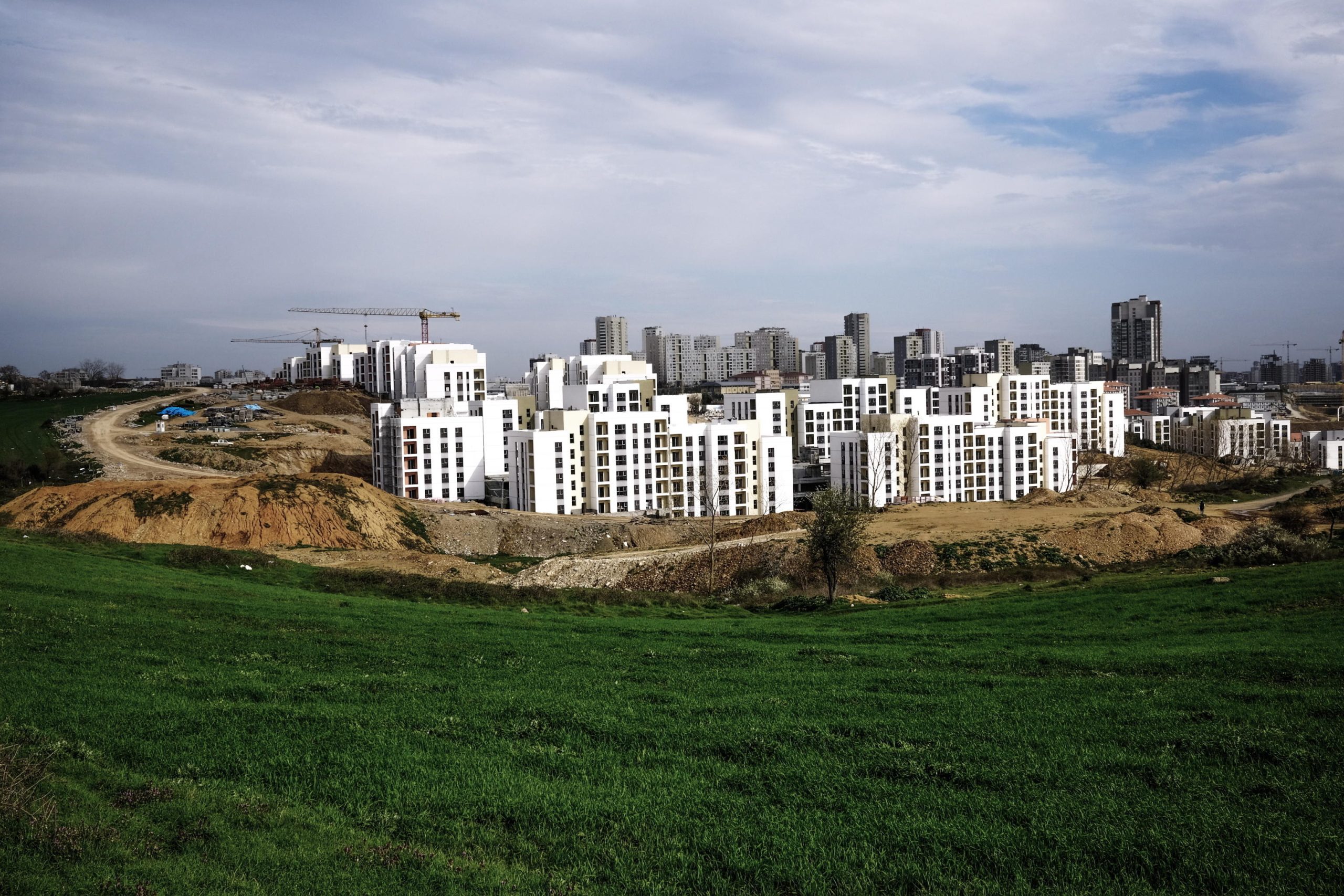 Nuovi palazzi in costruzione a Kayasehir. Delle oltre 600mila abitazioni promesse, oggi ne sono state consegnate solamente 46mila Nuovi palazzi in costruzione a Kayasehir. Delle oltre 600mila abitazioni promesse, oggi ne sono state consegnate solamente 46mila