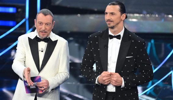 Il conduttore e direttore artistico del Festival di Sanremo Amadeus con l'ex calciatore svedese Zlatan Ibrahimovic sul palco