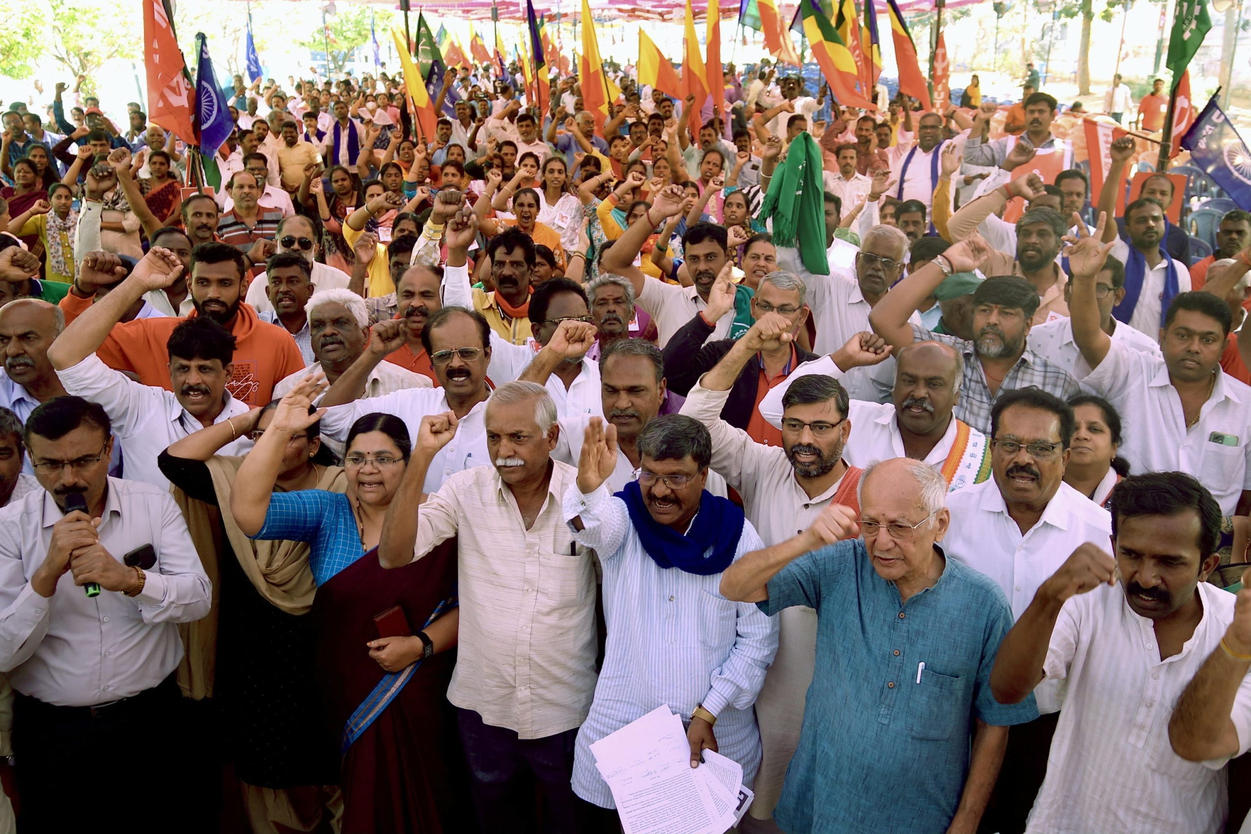Agricoltori e attivisti gridano slogan contro il primo ministro indiano Narendra Modi