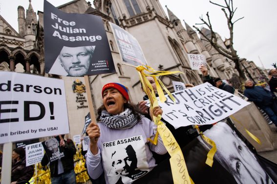 Attivisti pro-Assange protestano davanti alla Corte reale di giustizia prima dell'udienza. Attivisti pro-Assange protestano davanti alla Corte reale di giustizia prima dell'udienza.