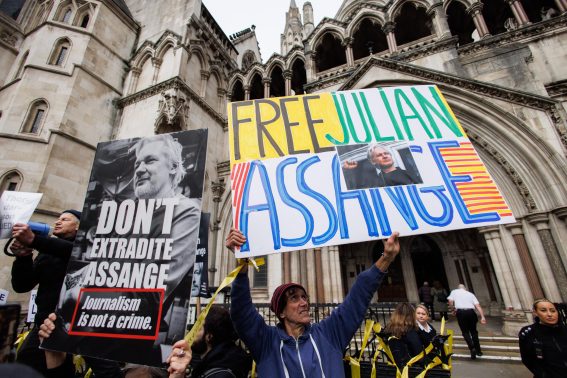 Attivisti che chiedono la liberazione di Julian Assange davanti alla Corte reale di giustizia a Londra. Attivisti che chiedono la liberazione di Julian Assange davanti alla Corte reale di giustizia a Londra.