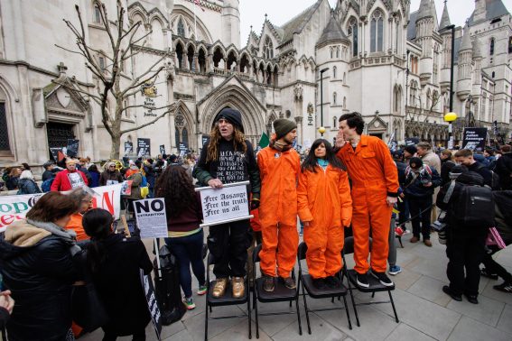 Attivisti che chiedono la liberazione di Julian Assange davanti alla Corte reale di giustizia a Londra. Attivisti che chiedono la liberazione di Julian Assange davanti alla Corte reale di giustizia a Londra.