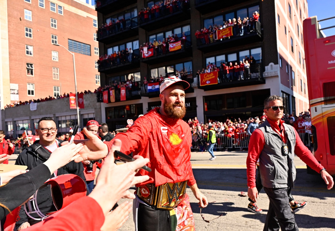 Travis Kelce, il tight end dei Kansas City Chiefs, batte il cinque ai sostenitori durante la parata per la vittoria del Super Bowl Travis Kelce, il tight end dei Kansas City Chiefs, batte il cinque ai sostenitori durante la parata per la vittoria del Super Bowl