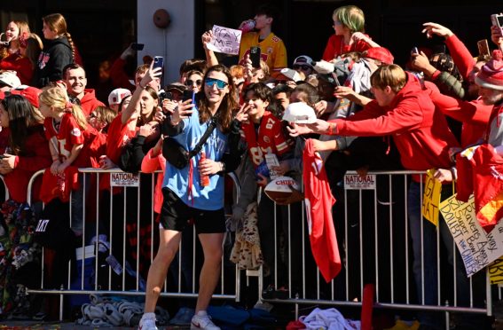 I tifosi applaudono, chiedono autografi e foto ai giocatori dei Kansas City Chiefs I tifosi applaudono, chiedono autografi e foto ai giocatori dei Kansas City Chiefs