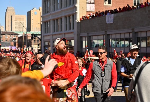 Travis Kelce festeggia con la folla Travis Kelce festeggia con la folla