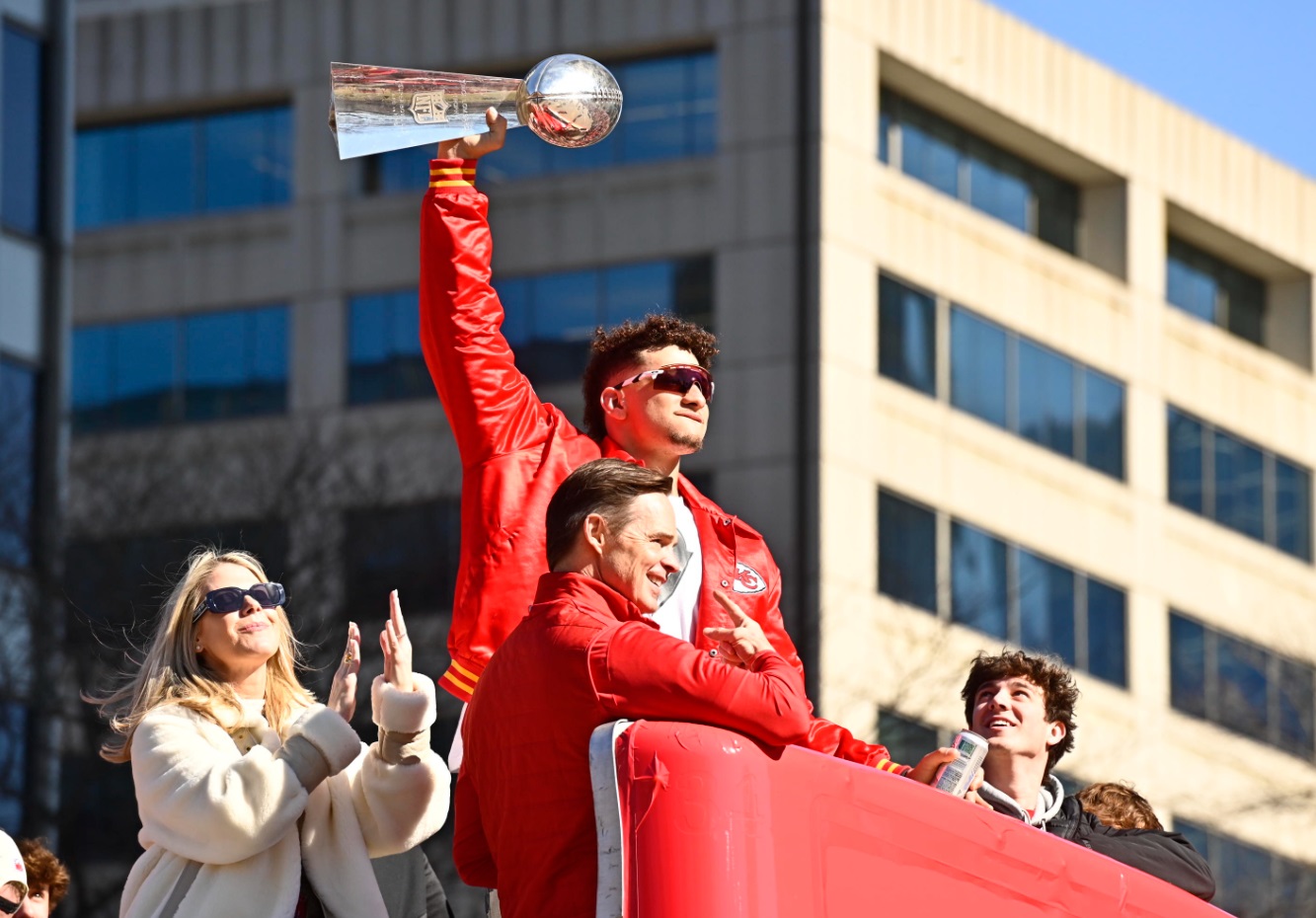 Patrick Mahomes, quarterback della squadra, innalza il trofeo Vince Lombardi Patrick Mahomes, quarterback della squadra, innalza il trofeo Vince Lombardi