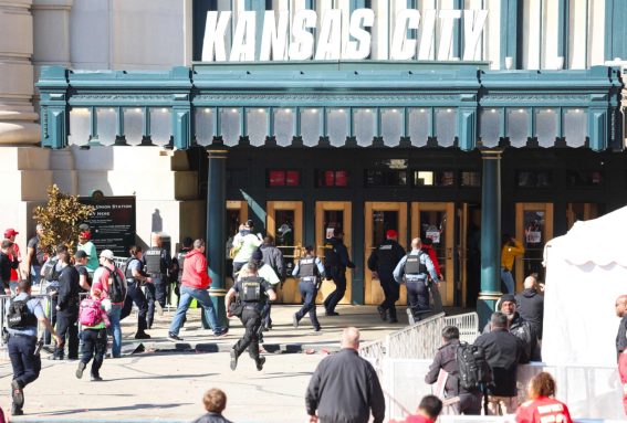 La polizia interviene a seguito di una sparatoria alla Union Station di Kansas City La polizia interviene a seguito di una sparatoria alla Union Station di Kansas City
