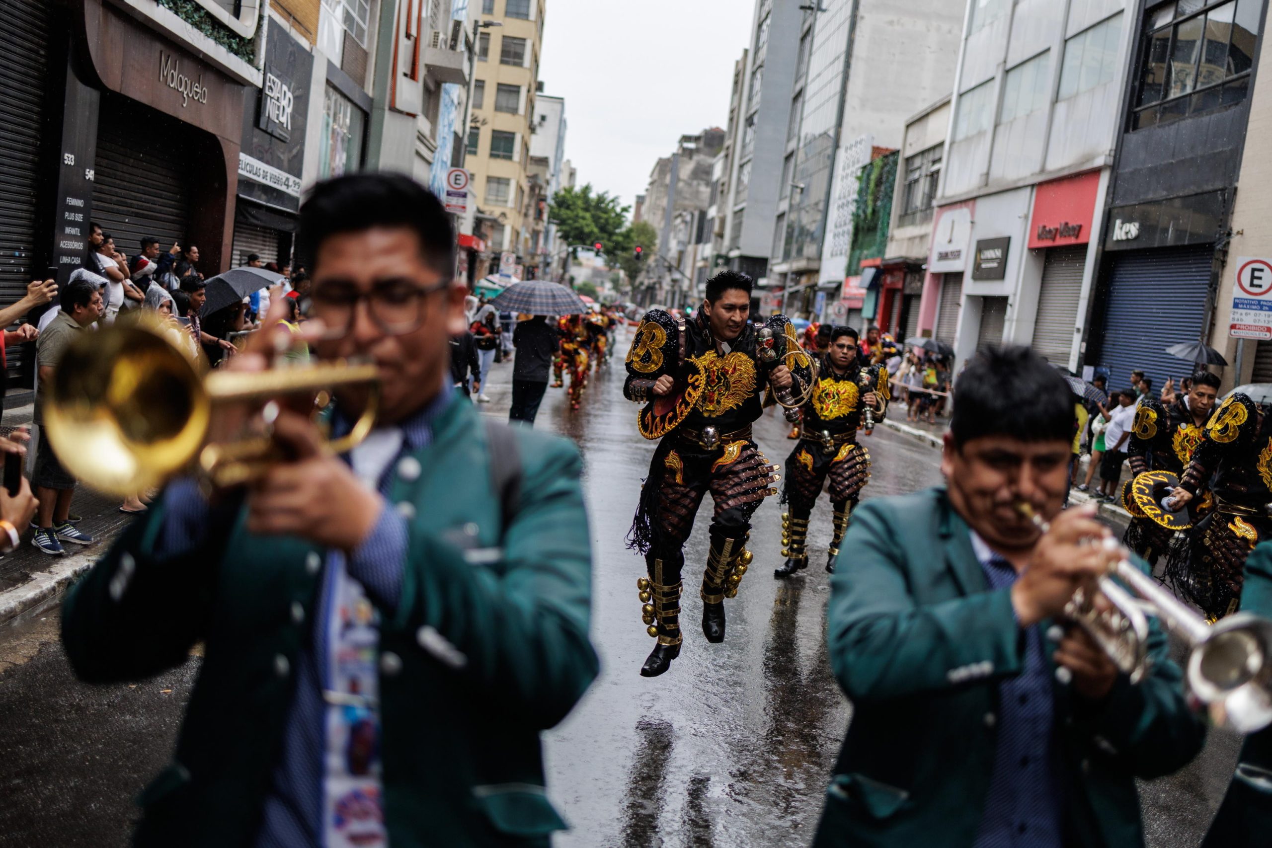 Trombettieri e ballerini boliviani in marcia lungo le strade di San Paolo