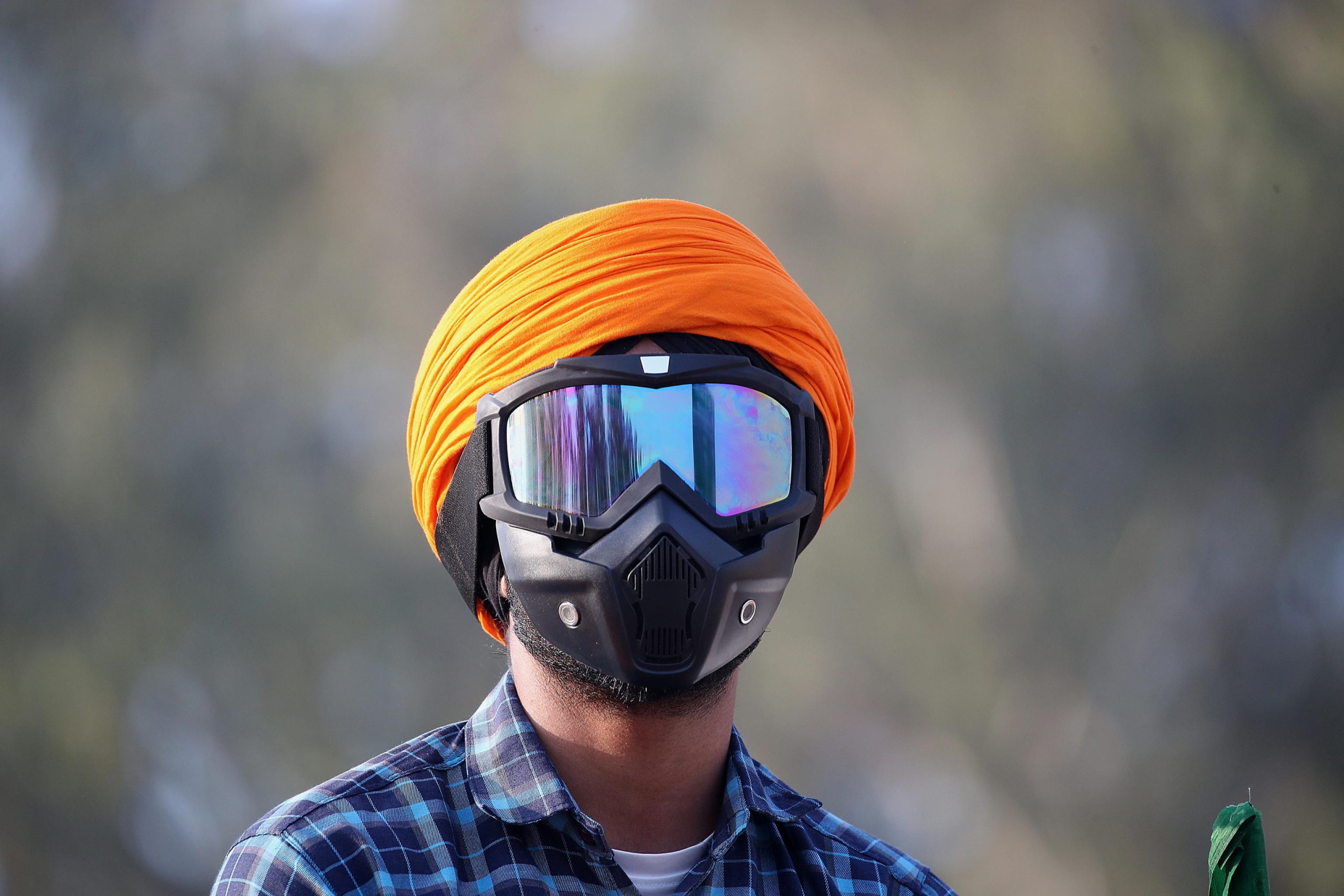 Un agricoltore indossa un equipaggiamento protettivo contro i gas lacrimogeni