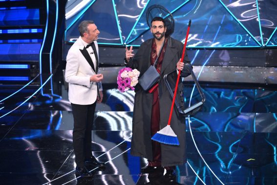 Marco Mengoni si presenta sul palco con la scopa con cui Gianni Morandi ha pulito il palco nel 2023 dopo lo sfogo di Blanco Marco Mengoni si presenta sul palco con la scopa con cui Gianni Morandi ha pulito il palco nel 2023 dopo lo sfogo di Blanco