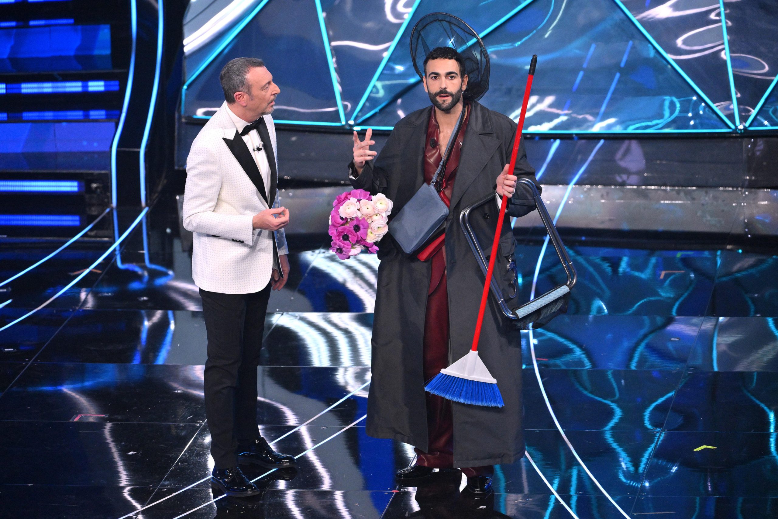 Marco Mengoni si presenta sul palco con la scopa con cui Gianni Morandi ha pulito il palco nel 2023 dopo lo sfogo di Blanco Marco Mengoni si presenta sul palco con la scopa con cui Gianni Morandi ha pulito il palco nel 2023 dopo lo sfogo di Blanco