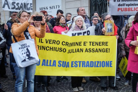 Gli attivisti pro-Assang nel corso di una protesta a Milano. Gli attivisti pro-Assang nel corso di una protesta a Milano.