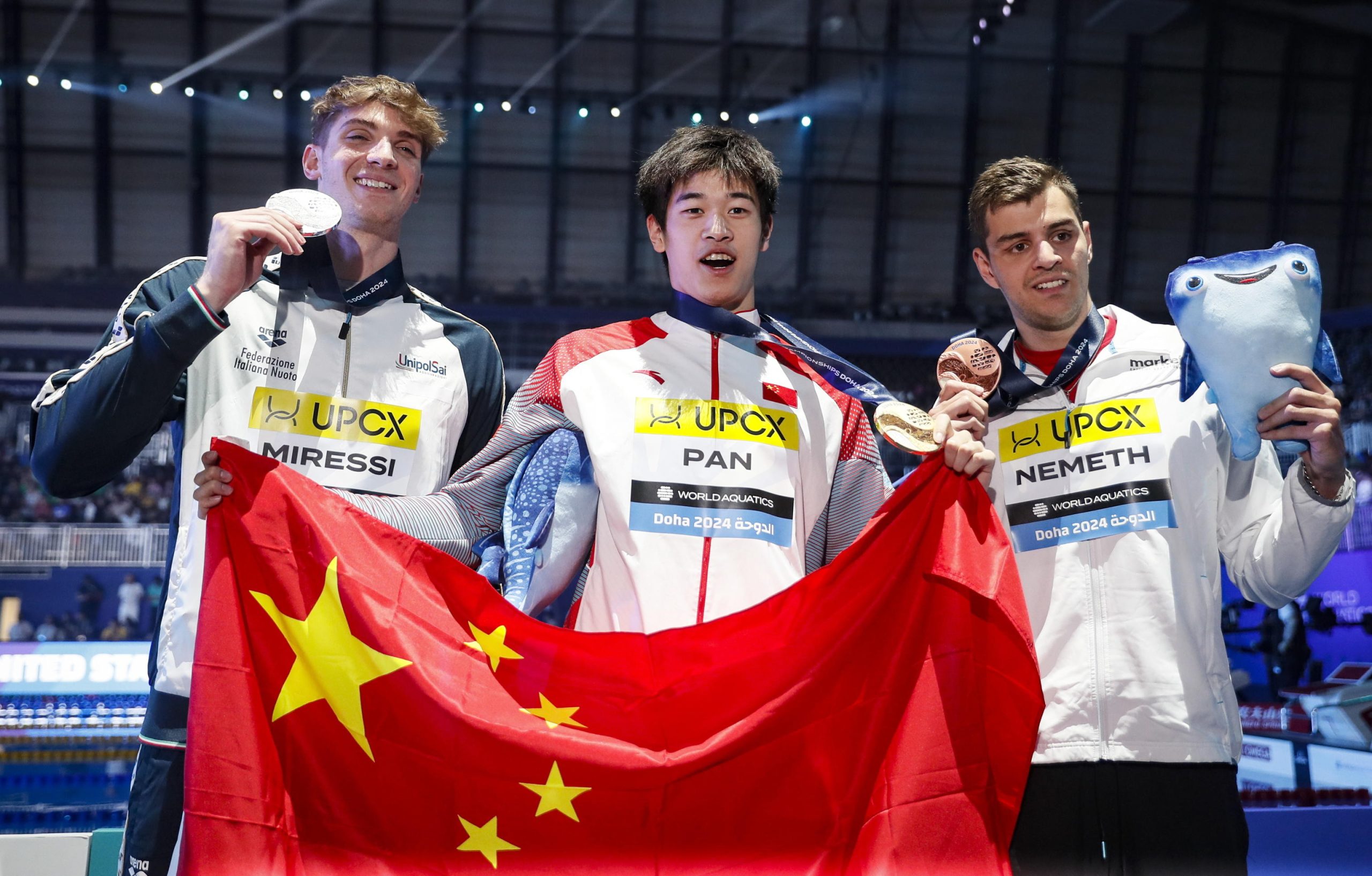 Il vincitore della medaglia d’argento Miressi nella categoria dei 100 stile libero a Doha insieme all’atleta cinese Zhanle Pan e all’ungherese Nandor Nemeth Il vincitore della medaglia d’argento Miressi nella categoria dei 100 stile libero a Doha insieme all’atleta cinese Zhanle Pan e all’ungherese Nandor Nemeth