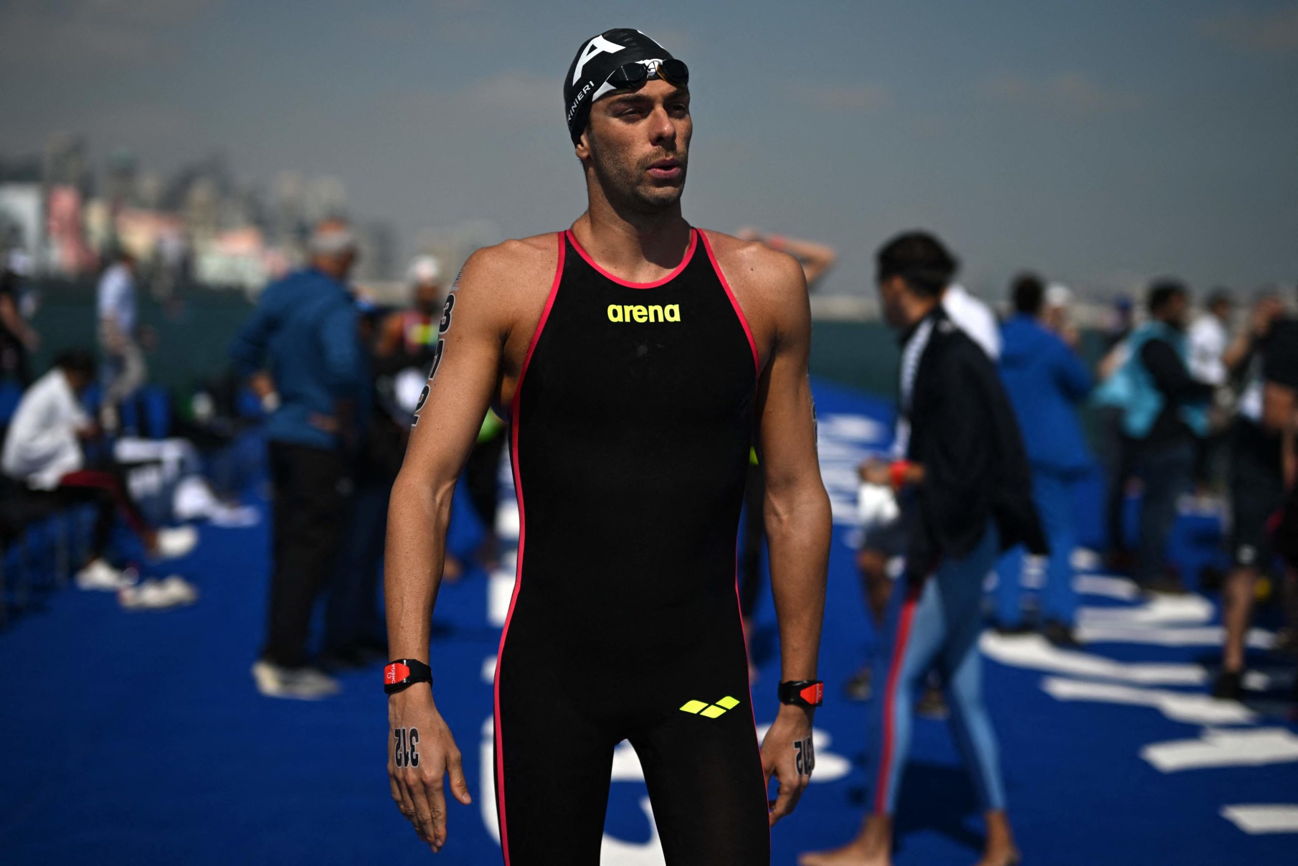 Gregorio Paltrinieri prepara la gara degli 800 stile libero ai Mondiali di Doha. L'italiano si classificherà poi in terza posizione. Gregorio Paltrinieri prepara la gara degli 800 stile libero ai Mondiali di Doha. L'italiano si classificherà poi in terza posizione.