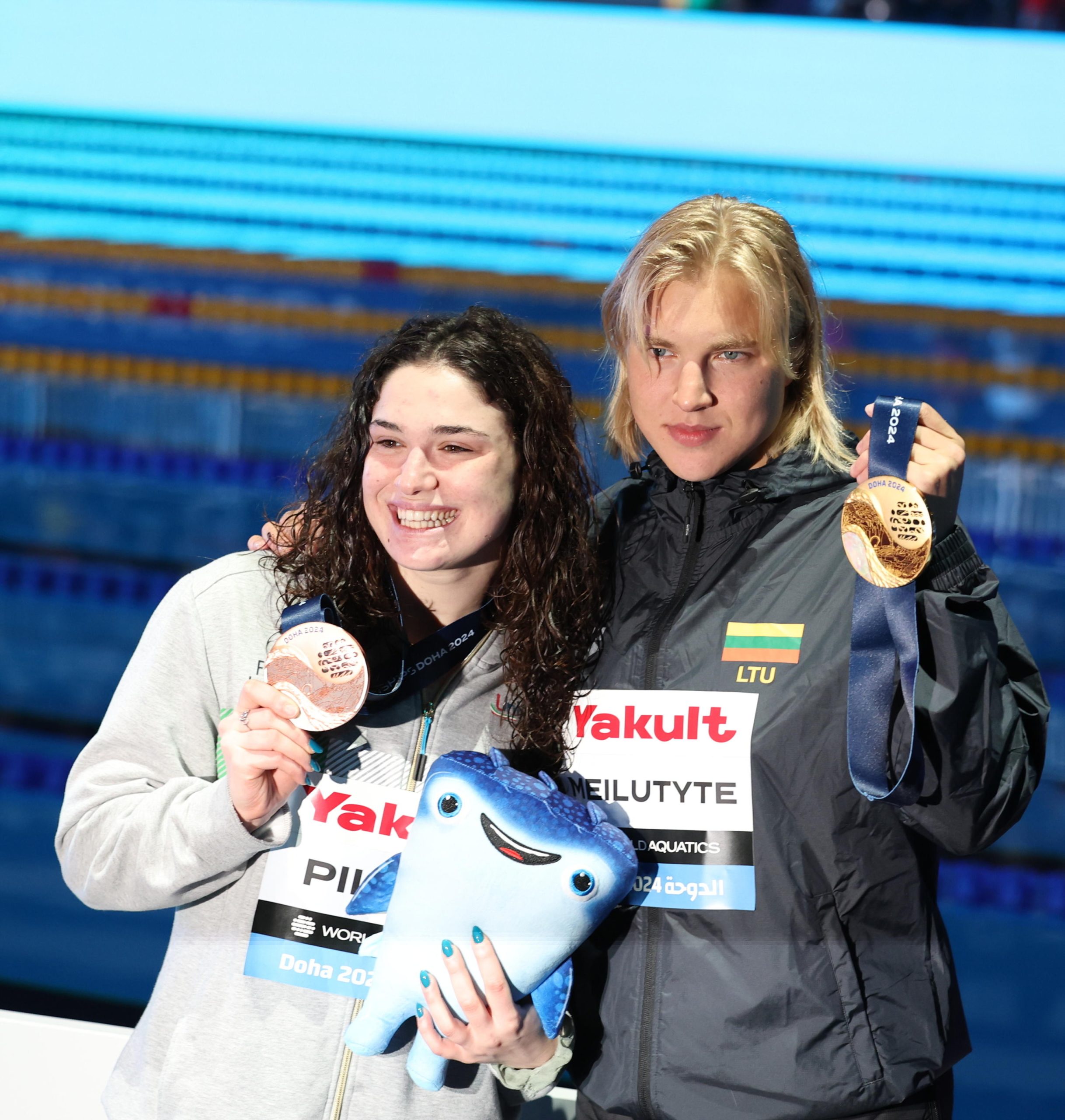 Nei 50 rana l’italiana Benedetta Pilato vince la medaglia di bronzo. Nella foto anche la lituana Ruta Meilutyte. Nei 50 rana l’italiana Benedetta Pilato vince la medaglia di bronzo. Nella foto anche la lituana Ruta Meilutyte.