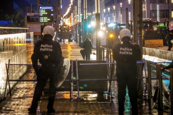 Agenti di polizia mettono in sicurezza il quartiere europeo intorno all'edificio Berlaymont prima dell'arrivo dei trattori